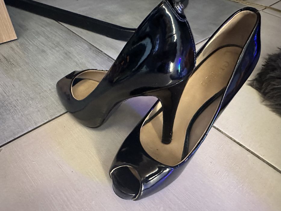 Buty na obcasie Guess