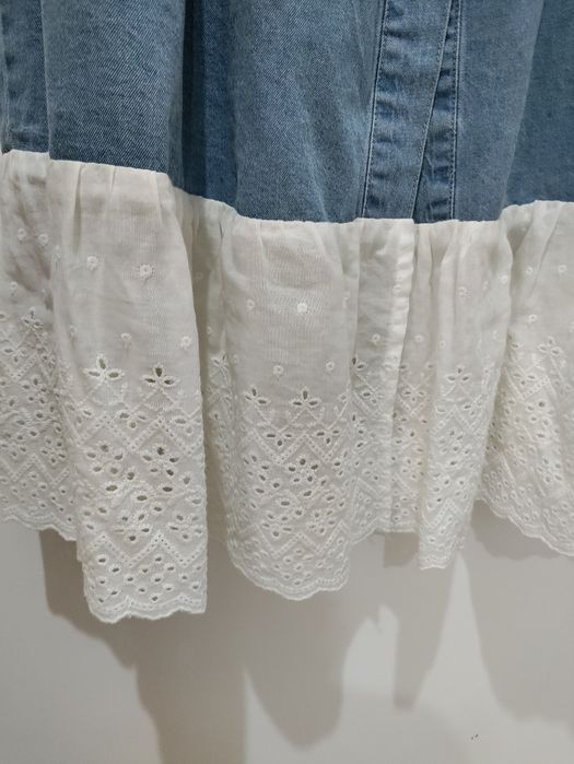 Vestido de ganga com bordado inglês