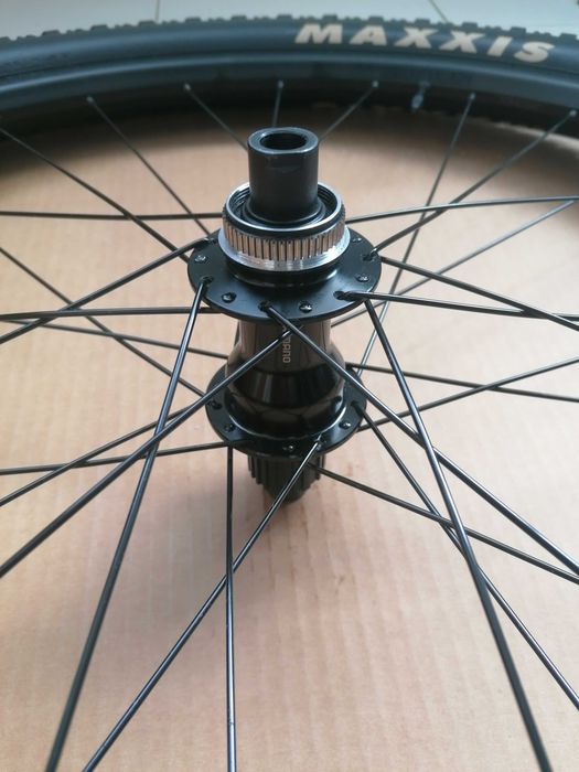 Rodas Bontrager TR 29"x25 center lock cubo shimano MS 12V com pneus.
