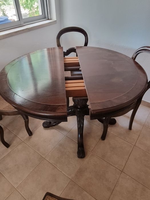 Conjunto de mesa e 6 cadeiras