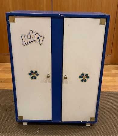 Antigo roupeiro em madeira para a boneca Nancy