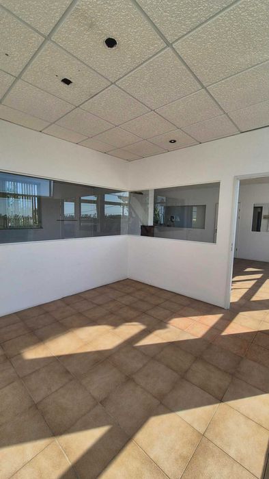 Escritório 200M2 em Meirinhas – Várias Salas, Excelente Luz e Possibilidade de Divisão