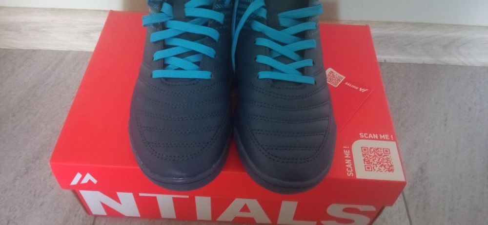 Buty chłopięce roz 38  ( nowe )