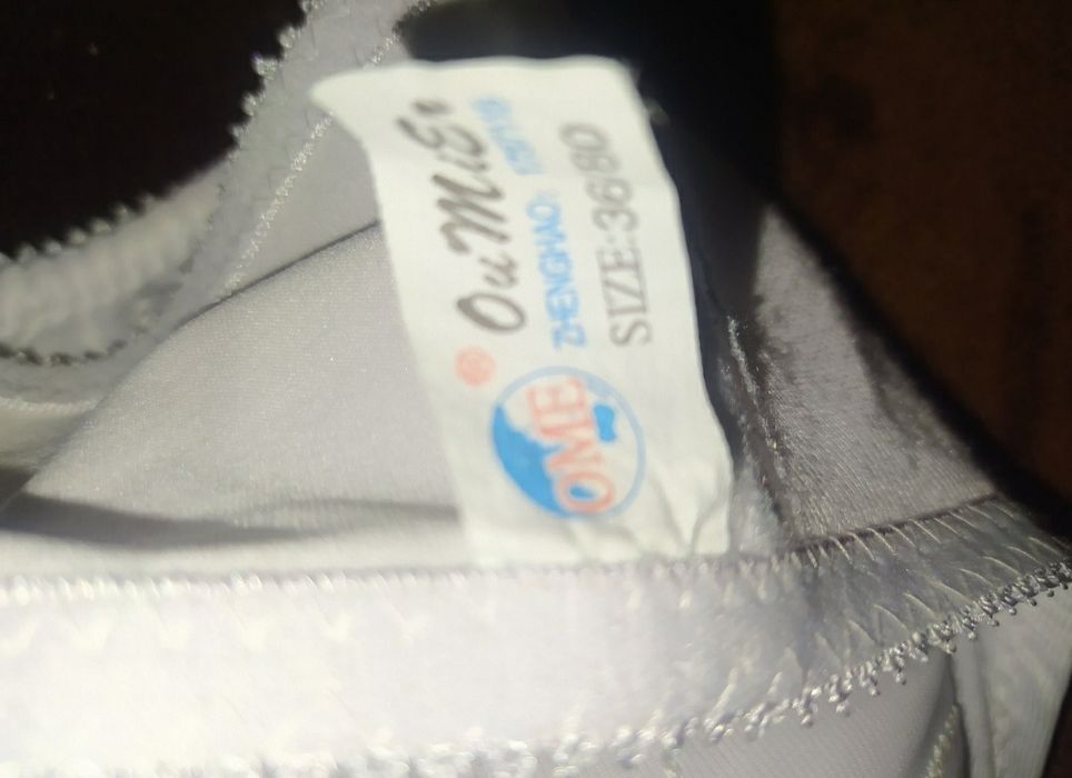 Білий бюстгальтер