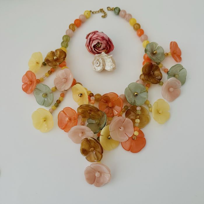 Colar Flores , em resina e aço