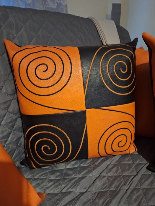 Almofada laranja e preta