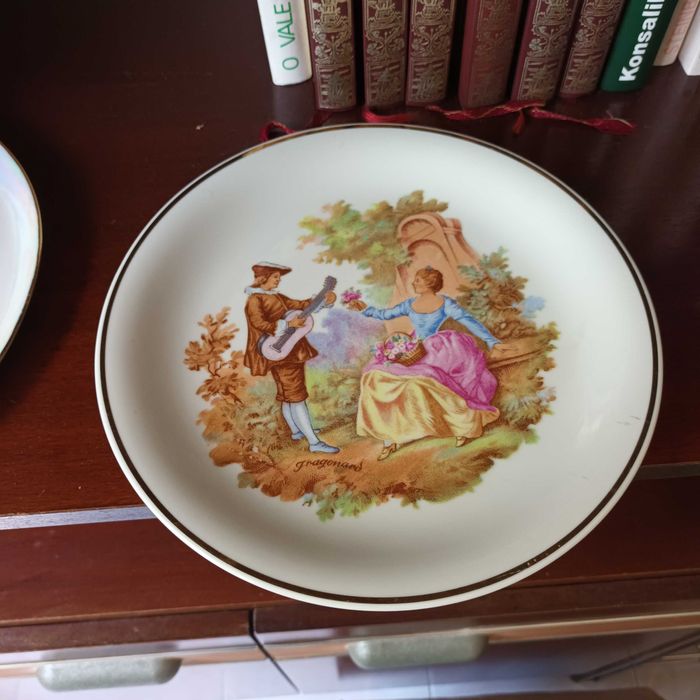 Classic Painted Plate64552650147074121