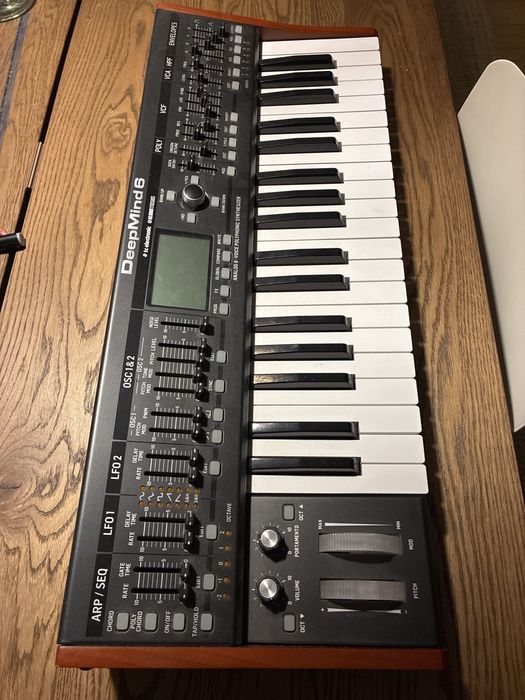 Behringer Deepmind 6 sintetizador