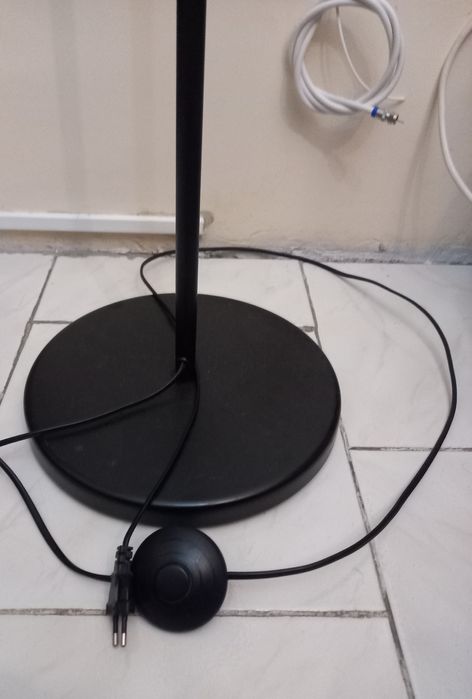 Candeeiro pe três braços 1,60cm Led