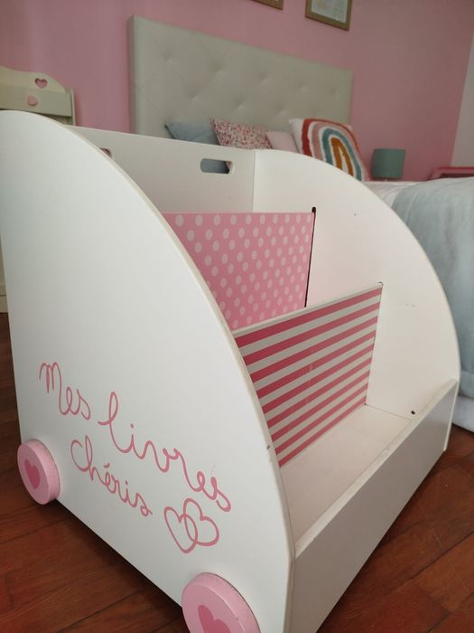 Móvel biblioteca com rodinhas