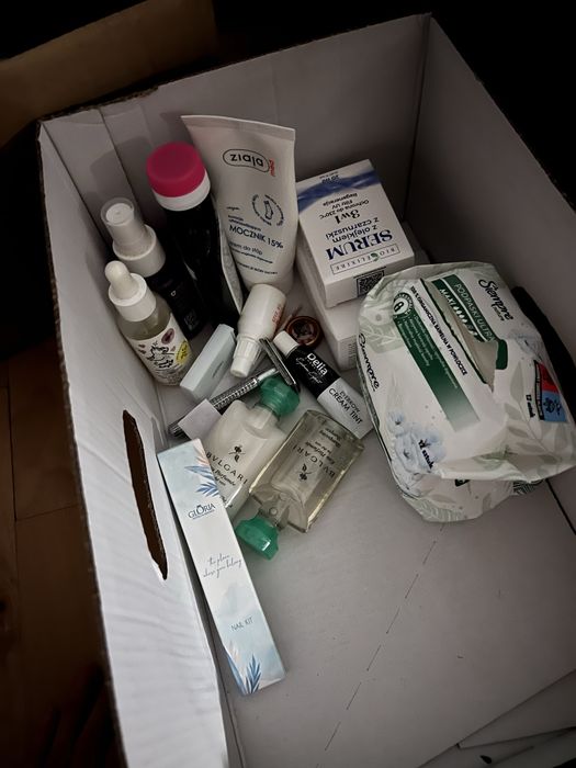 oddam widoczne na zdjeciu kosmetyki