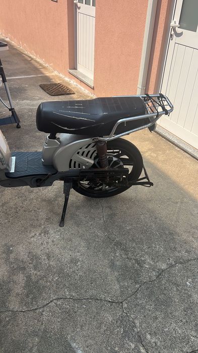 Moto eletrica que necessita de reparos