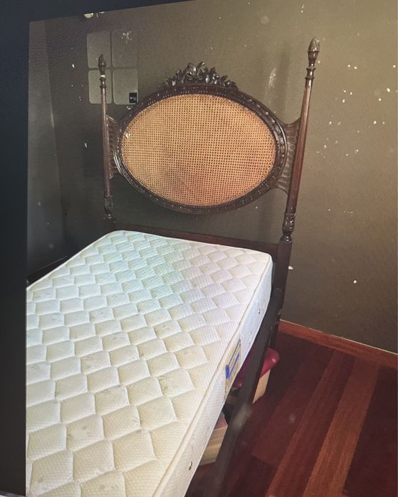 Cama solteiro trabalhada em  madeira maciça