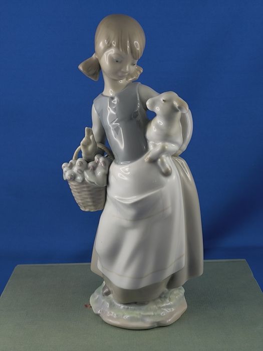 Dziewczyna z owieczką i koszem kwiatów Lladro Hiszpania #porcelana