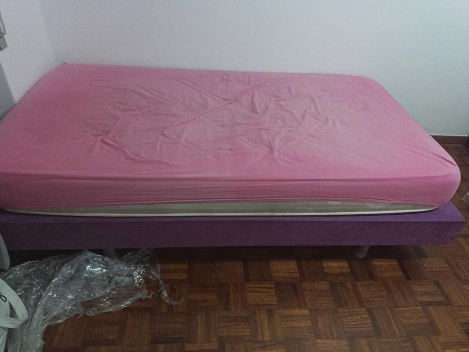 Cama de solteiro estofada roxa com colchão
