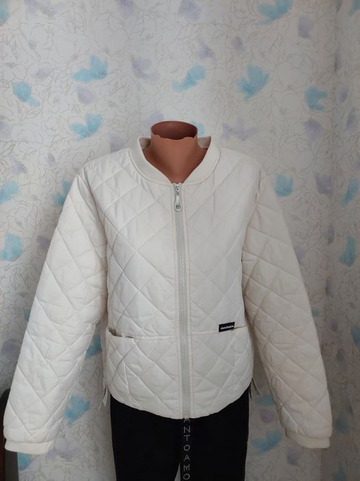 Стильна легенька куртка демі