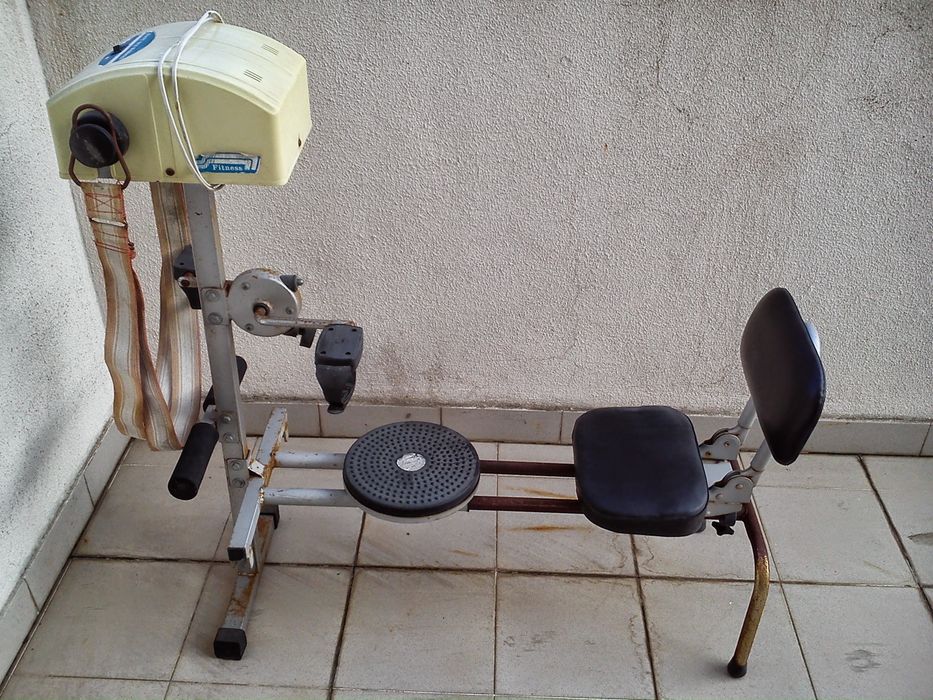 Duas máquinas de exercícios.