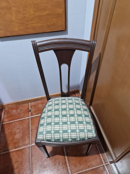 Mesa de Sala Clássica e Cadeiras