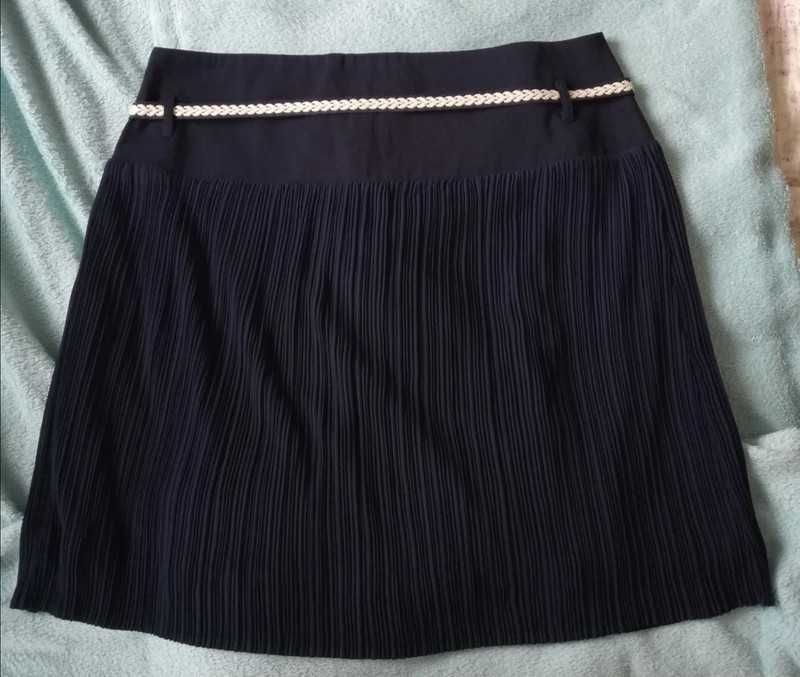 Roupa. Saia plisada.