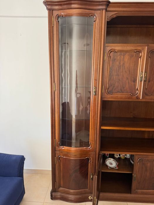 Vendo cristaleira em Madeira