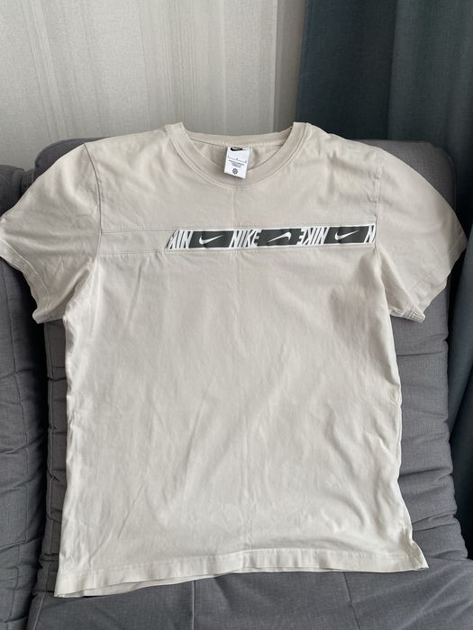 Бежевая футболка Nike