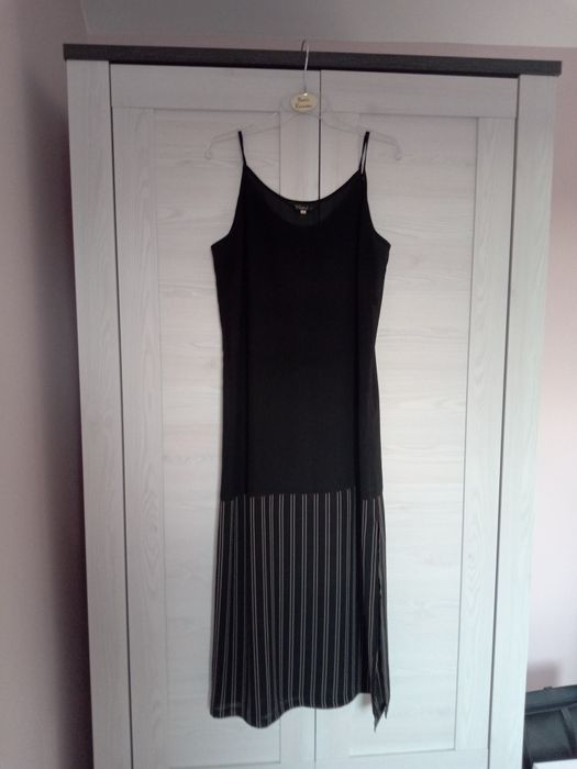 Czarna sukienka na ramiączkach z rozcięciem