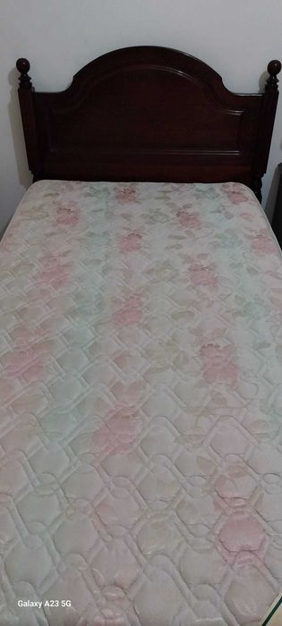 Cama em madeira maciça tamanho solteiro