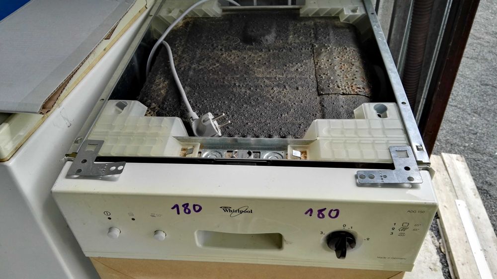 Wąska zmywarka do naczyń marki WHIRLPOOL, szeroka na 45 cm