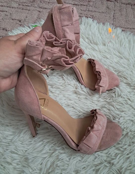 Buty na obcasie pudrowy róż Lasula