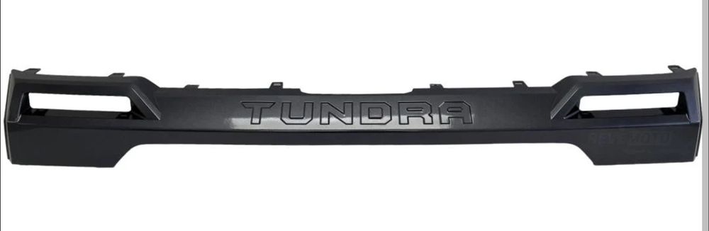 Продам накладку бампера Toyota Tundra 2022 - 2026
