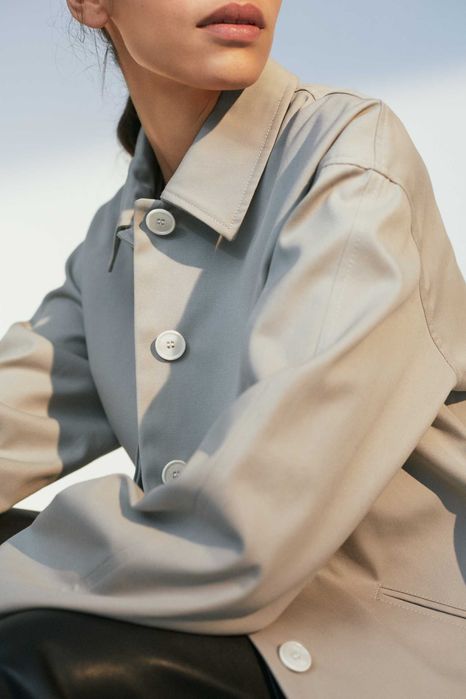 Beżowy płaszcz kurtka trench marki Filippa K jak COS lub Arket 38/M