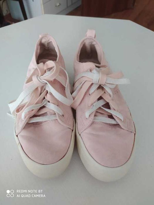 Pudrowe zamszowe sneakersy Bershka