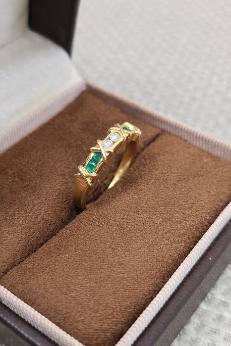 Zloty pierscionek z diamentami i szmaragdami