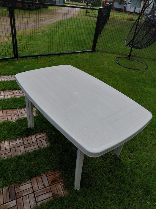 Stół ogrodowy plastikowy