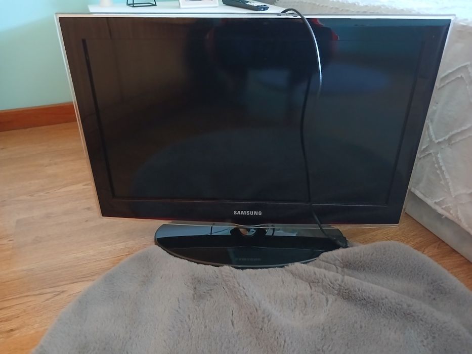 Tv samsung funciona muito bem .apenas tricamos por tamnaho maior