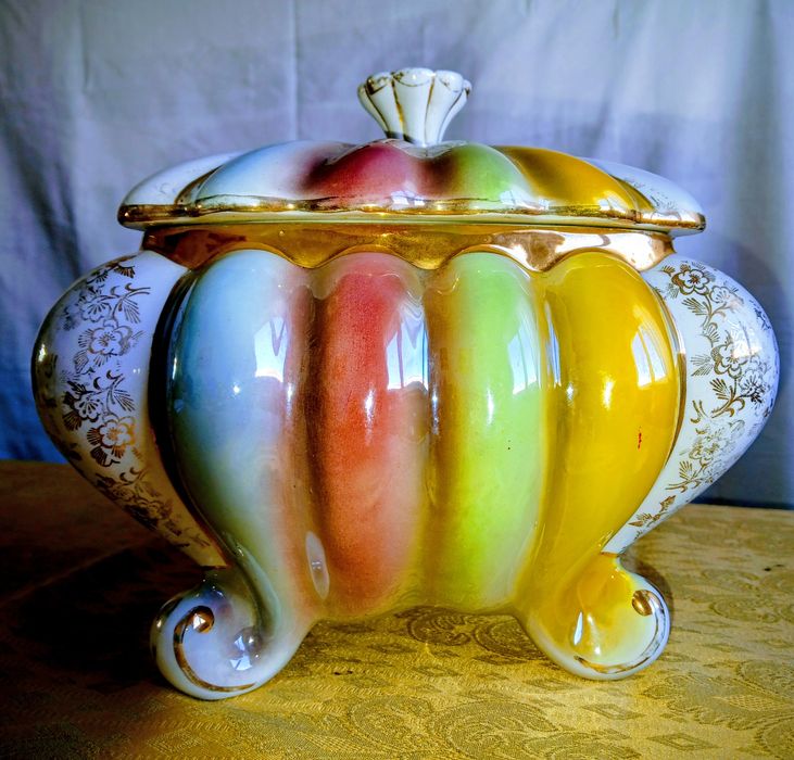 Caixa Raul da Bernarda, vidrada, de faiança, anos 50