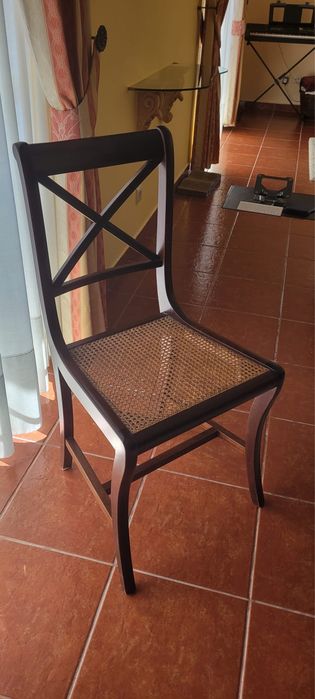 Conjunto de Sala de Jantar Clássico em Madeira – Mesa Extensível, 8 Cadeiras, Aparador e Cristaleira