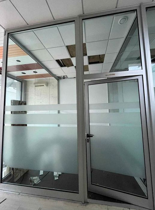 Divisórias Escritório Desmontado  Vidro e Alumínio natural 6 gabinetes