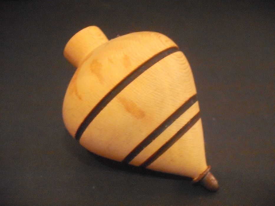 Pião antigo em madeira - brincado - anos 50/60