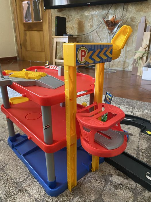 Parque de estacionamento (carros de brinquedo)