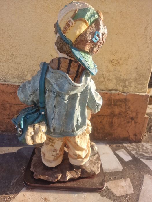 Estatueta de um menino estudante