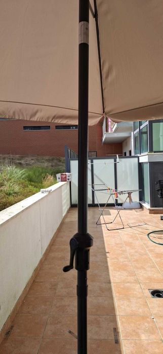 Vende-se um  Guada-sol de Jardim/Terraço com base de apoio