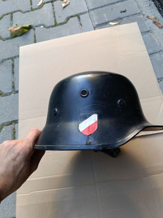 Hełm powojenny w stylu niemieckiego Stahlhelma