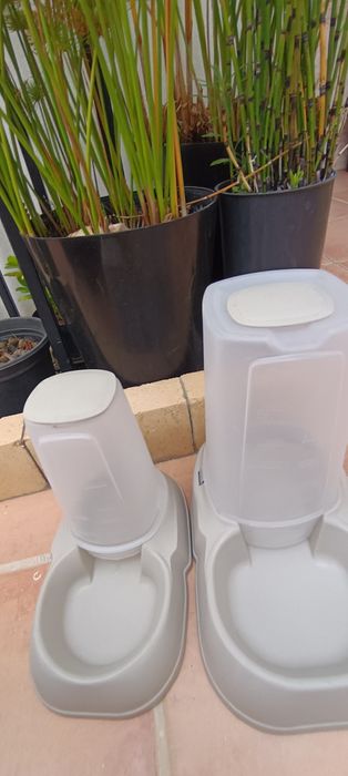 Dois comedouros para animais domésticos com grande capacidade.