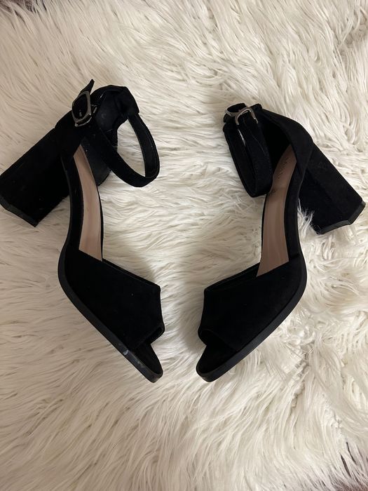 Замшені босоніжки