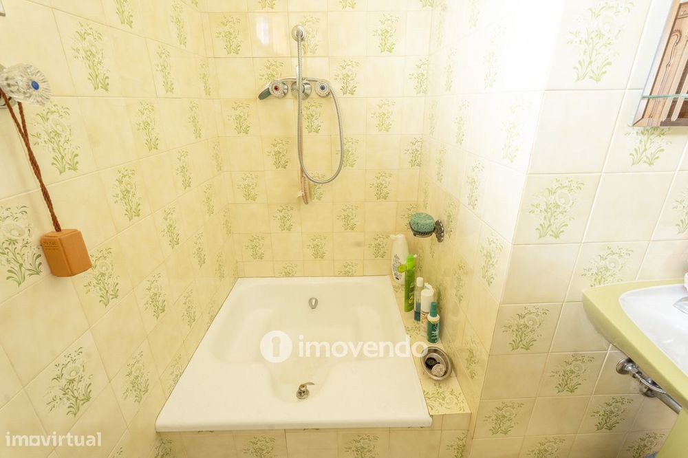 Moradia T4 com garagem, em Vila Nova da Telha, na Maia