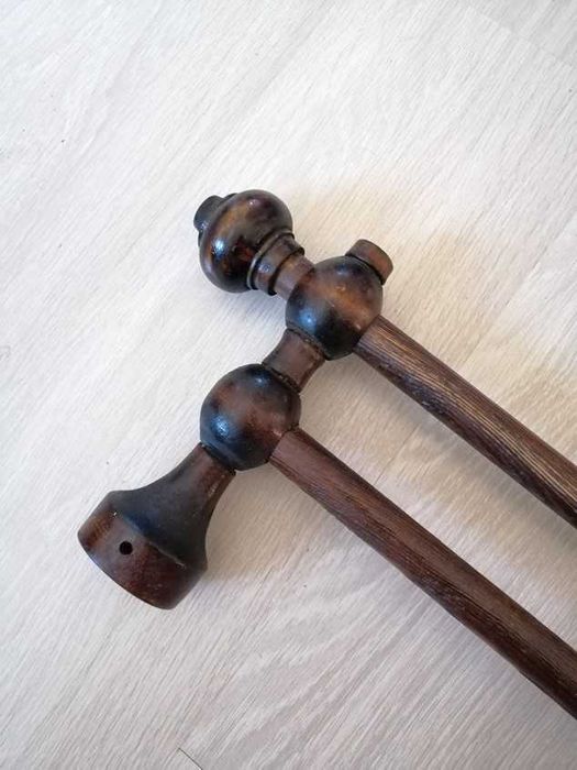 Podwójny drewniany karnisz z kółkami, z żabkami. Lata 90te.