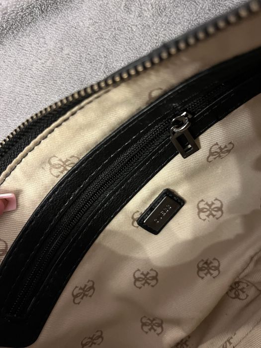 Czarna torebka guess dlugi pasek przez ramię mała zgrabna bardzo dobra