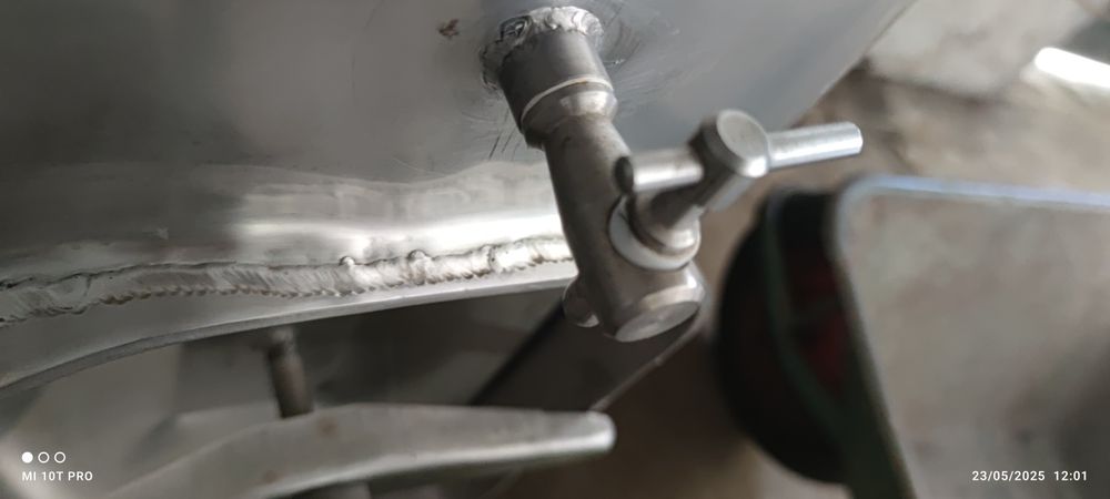 2 cubas em inox, 1000 litros e 250 litros.