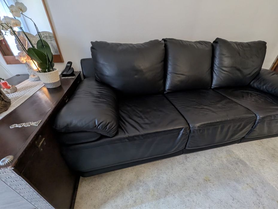 Sofá preto em pele